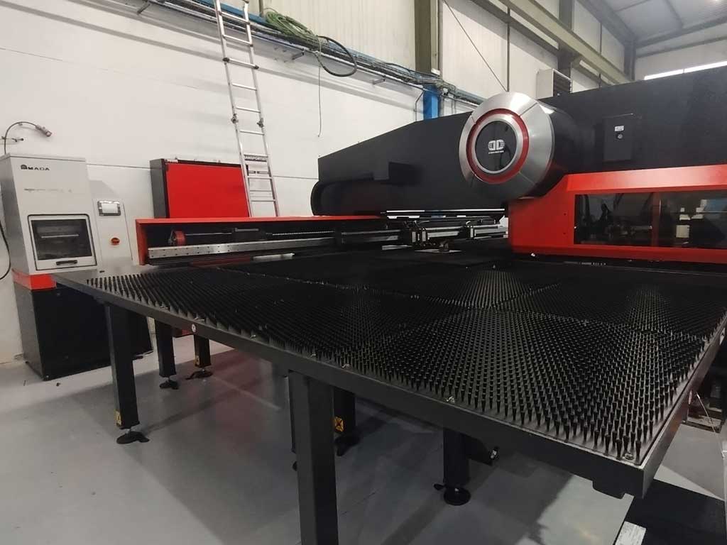 Plegadora industrial AMADA HRB 1003 en las instalaciones de Sama