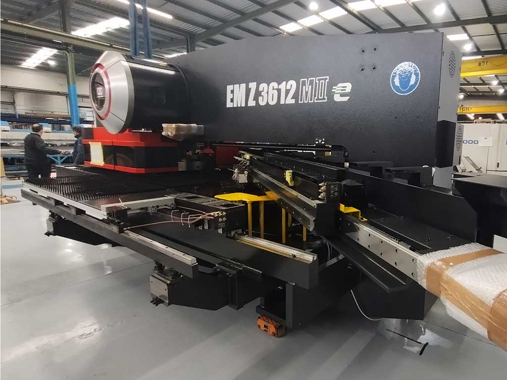 Punzonadora industrial para conformado y marcado de chapa