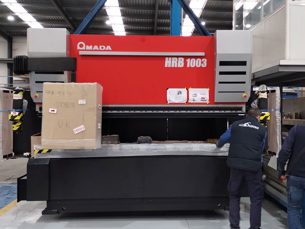 Proceso de plegado de chapa con plegadora HRB 1003