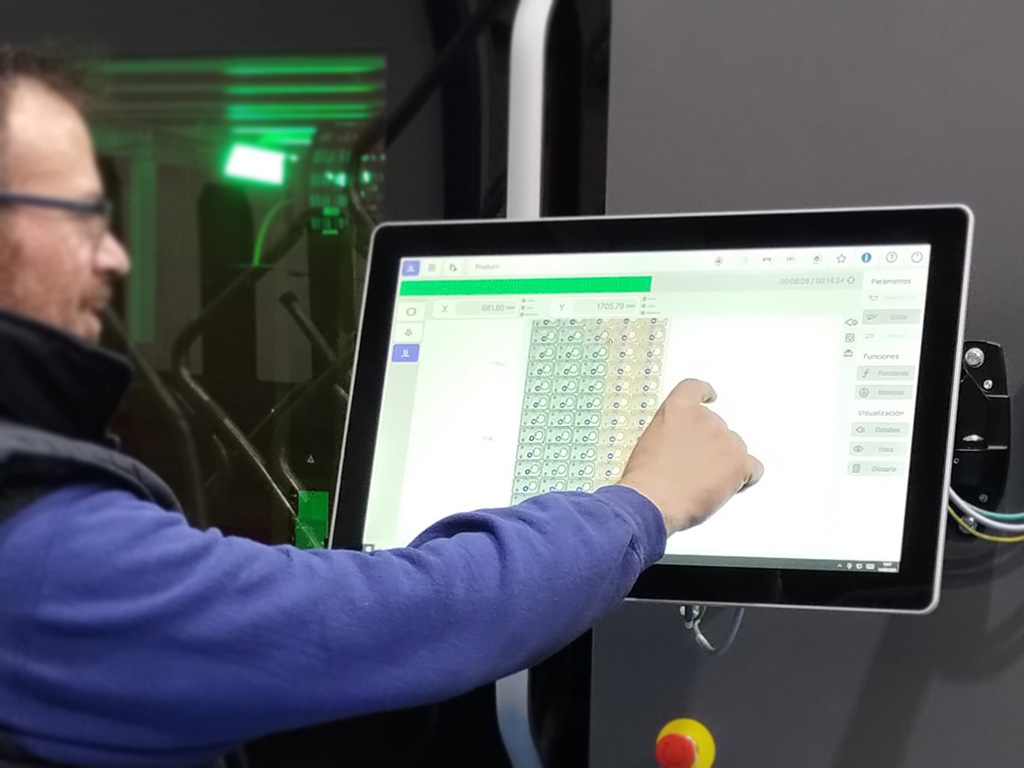 Plegadora industrial AMADA HRB 1003 en las instalaciones de Sama